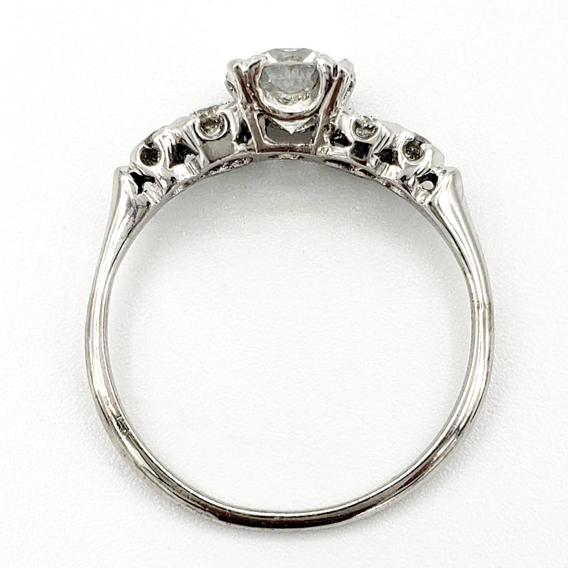 vintage-platinum-engagement-ring-with-1-00-carat-round-brilliant-cut-diamond-gia-e-si1