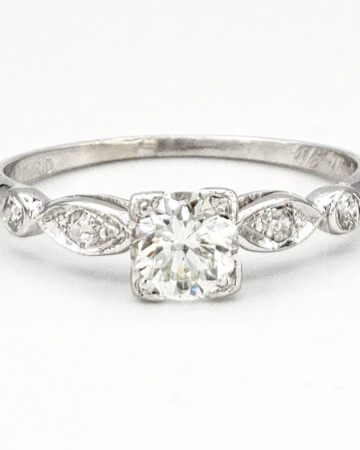vintage-platinum-engagement-ring-with-0-33-carat-round-brilliant-cut-diamond-egl-e-vs1