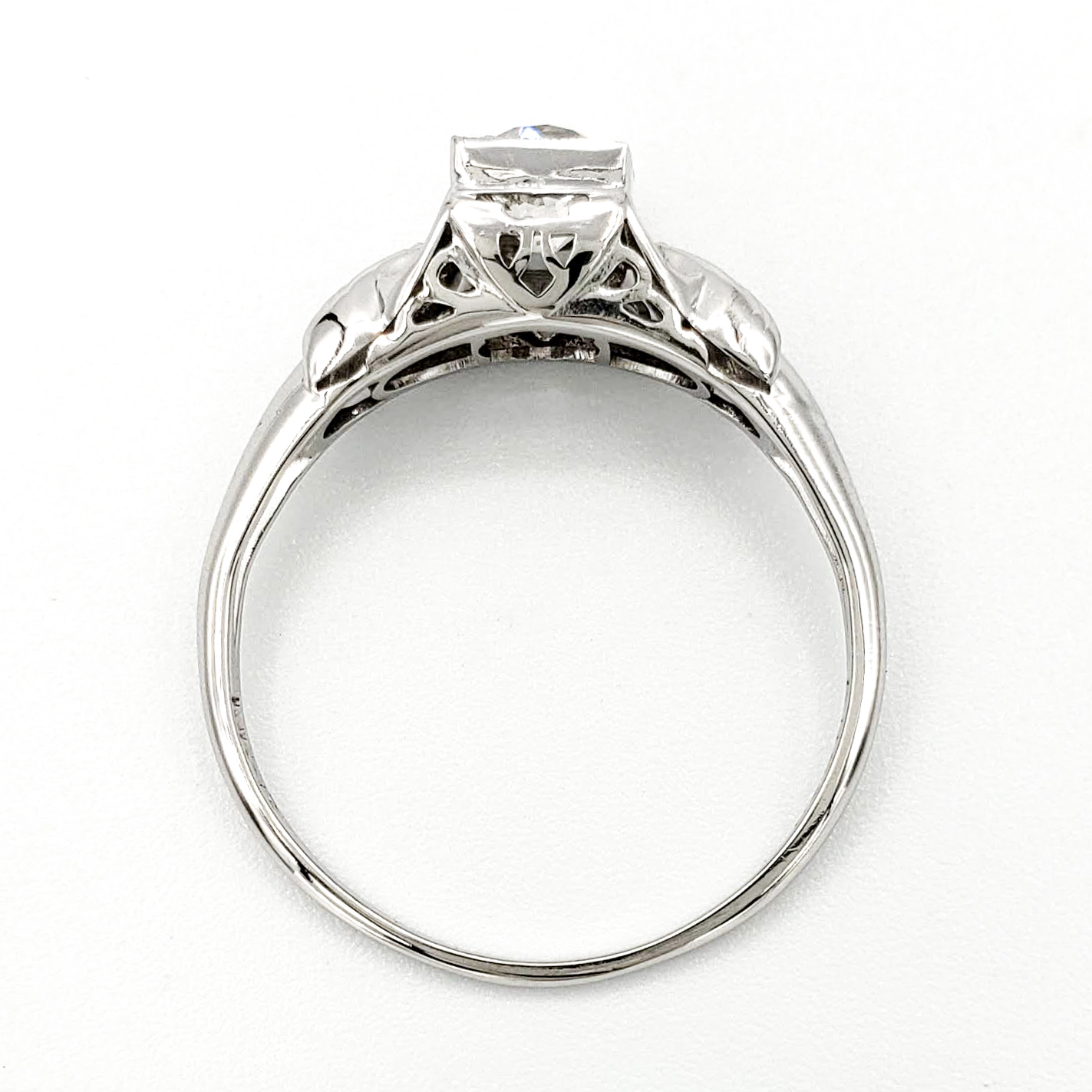 vintage-18-karat-gold-engagement-ring-with-0-51-carat-old-mine-cut-diamond-egl-h-vs2
