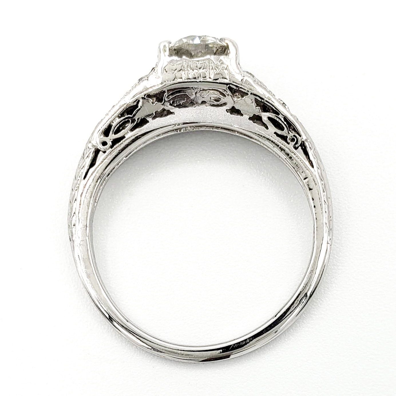 vintage-18-karat-gold-engagement-ring-with-0-71-carat-old-european-cut-diamond-egl-i-si1