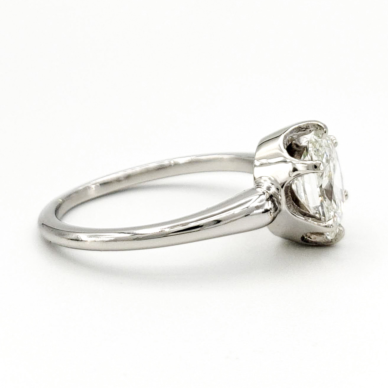 vintage-platinum-engagement-ring-with-1-00-carat-oval-brilliant-cut-diamond-gia-i-vs1