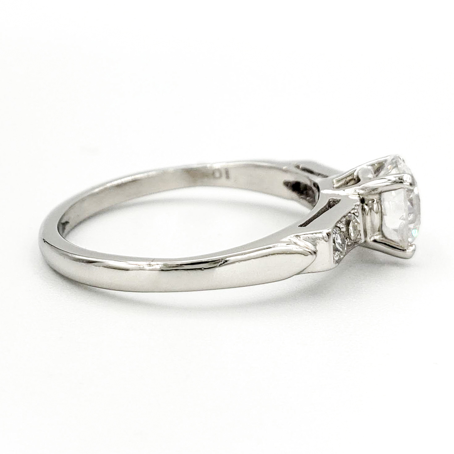vintage-platinum-engagement-ring-with-1-01-carat-round-brilliant-cut-diamond-egl-d-si3