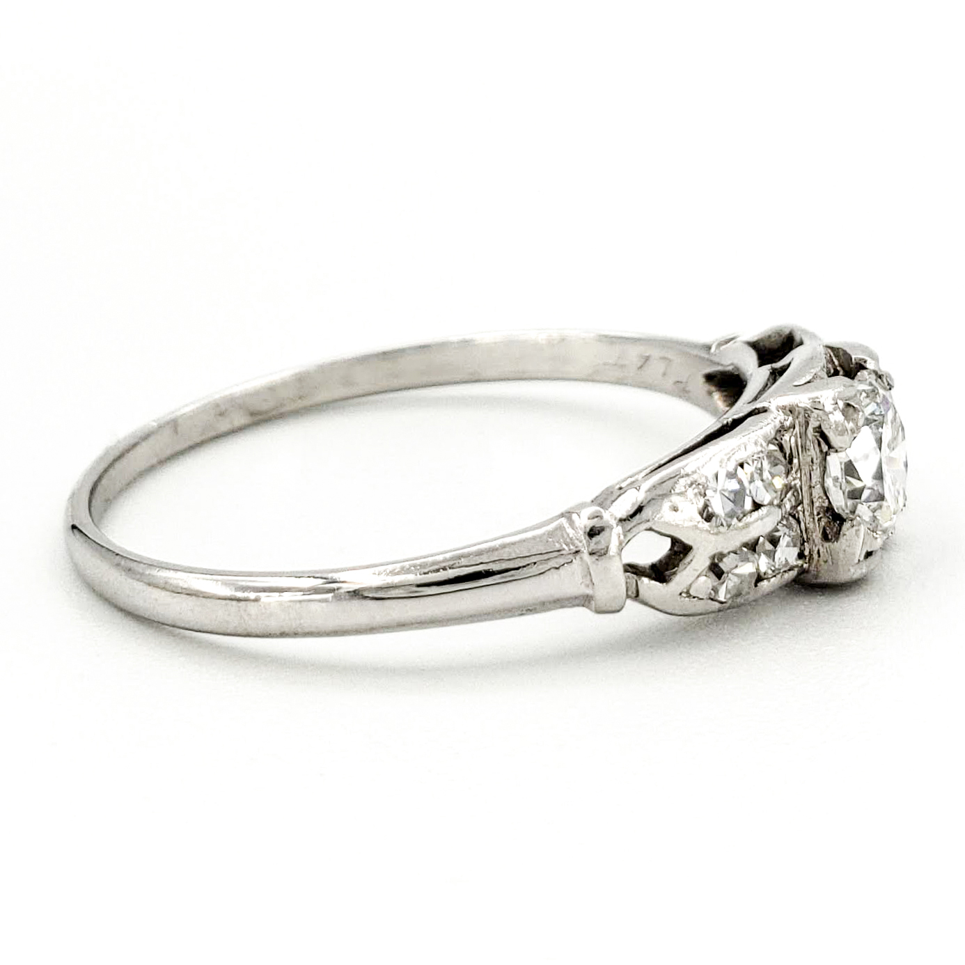 vintage-platinum-engagement-ring-with-0-37-carat-round-brilliant-cut-diamond-egl-e-vs2