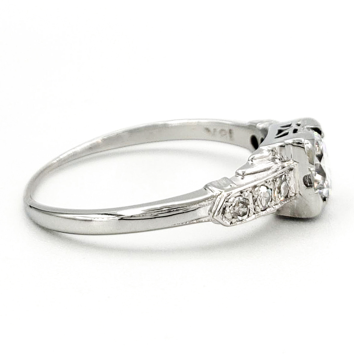 vintage-18-karat-gold-engagement-ring-with-0-49-carat-round-brilliant-cut-diamond-egl-e-vs1